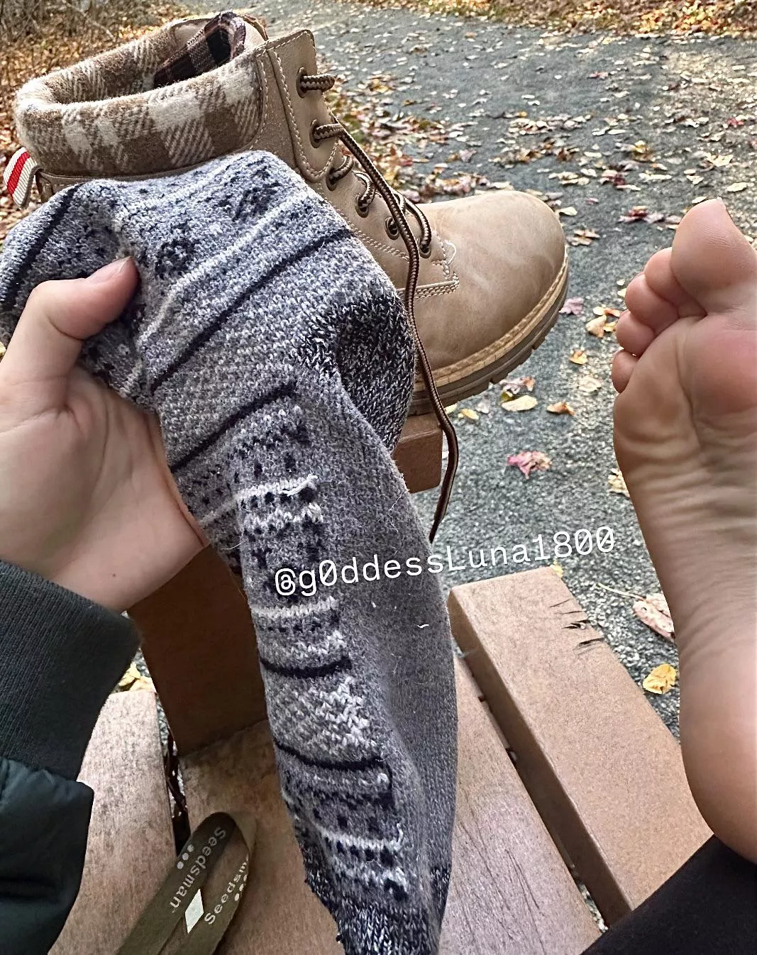 I hiked 10 miles yesterday in the mountains, my feet were SO sweaty. I had to take them off to let my stinky socks & boots breathe. Who wants them? 🧦 [F]