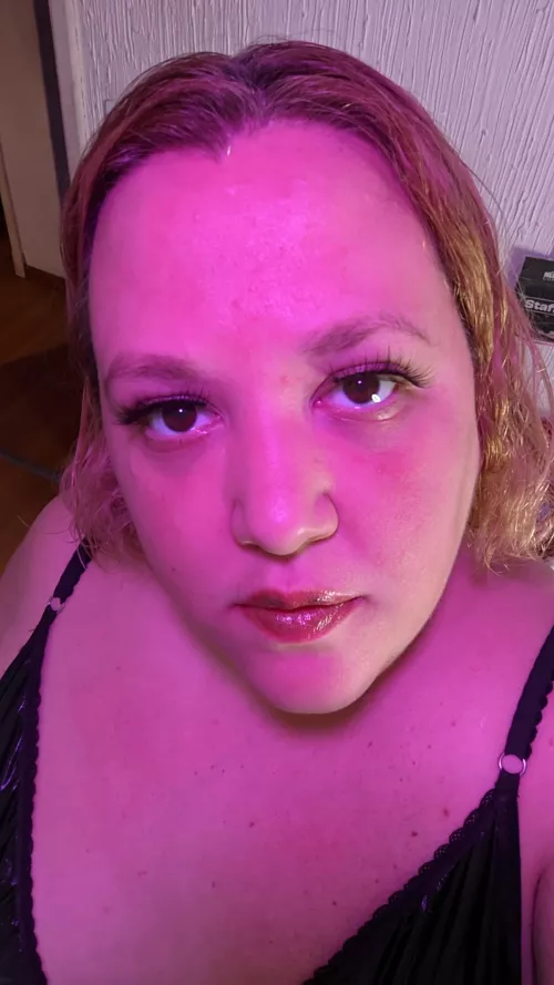 I love my peach glossy lips so much. I can use it everyday