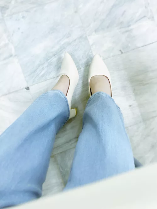 i only accept feet worship through cash 😌✨