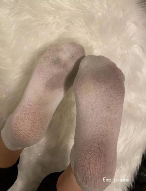 If I wear my workout socks for a week straight my friends complain.. I wonder what would happen if I doubled that 😝😈👀[f] 
