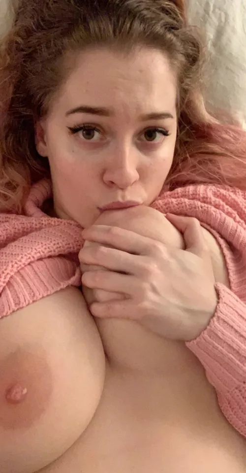 If you like my tits, tell me in the comments and definitely upvte me looking for fun 