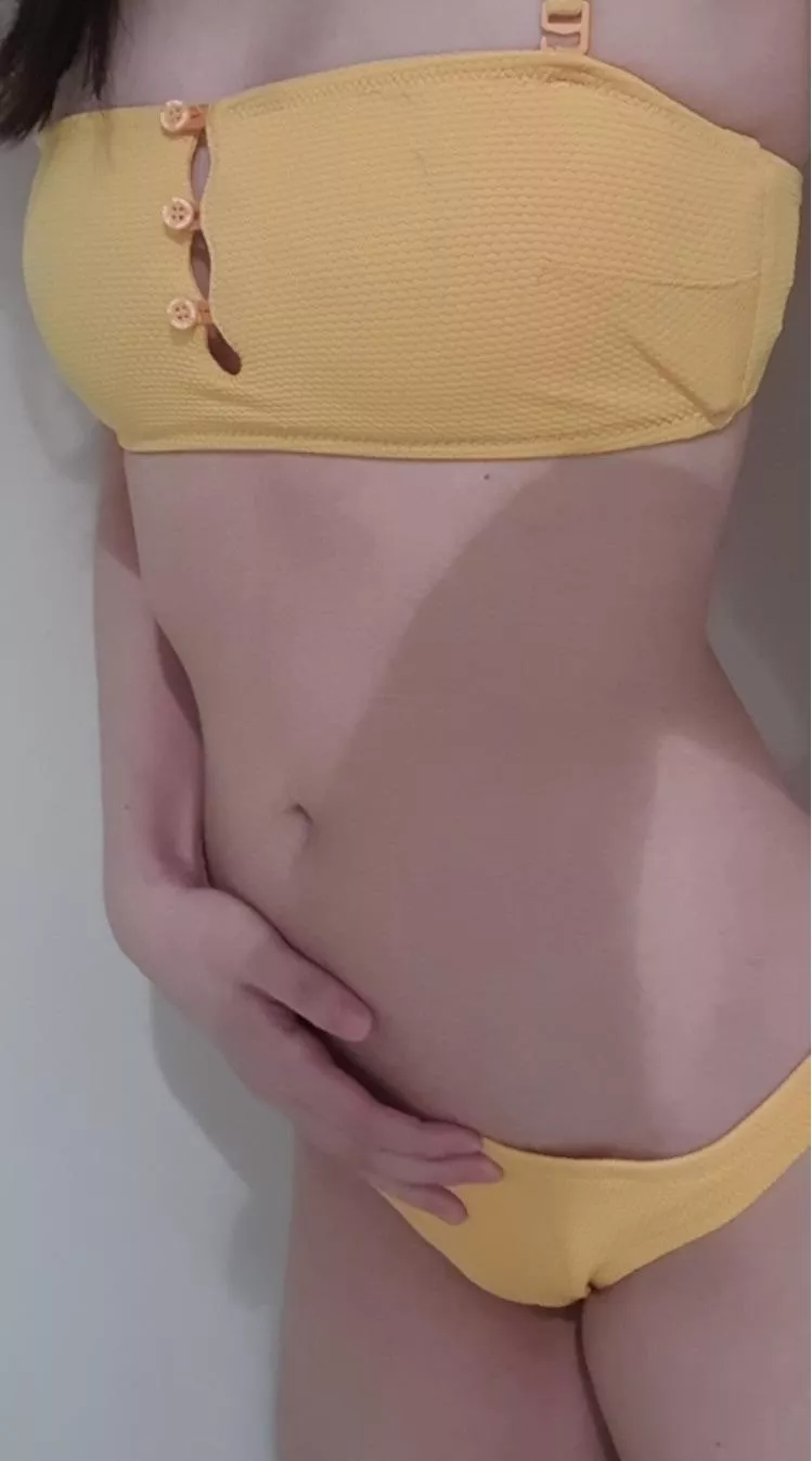 I’ll lift up my top if you upvote & dm ;)