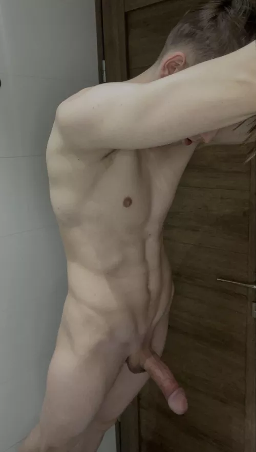 im bored, say hi if i can send you nudes 