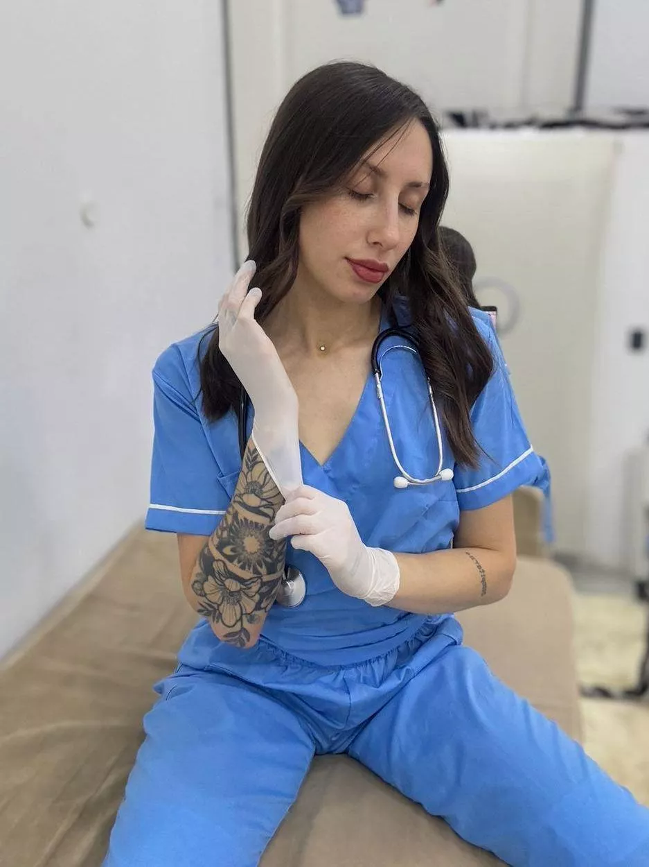 I’m horny, let’s play with the gloves on. 