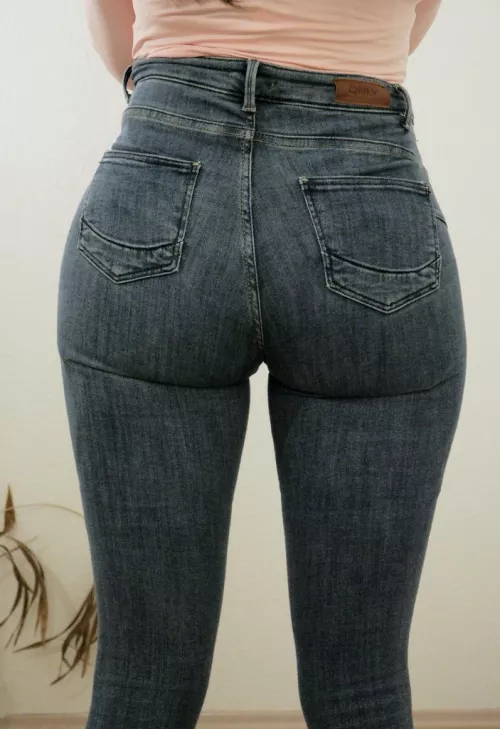 In hindsight I find it crazy that I never took a picture of my butt my entire life. I feel so stupid.