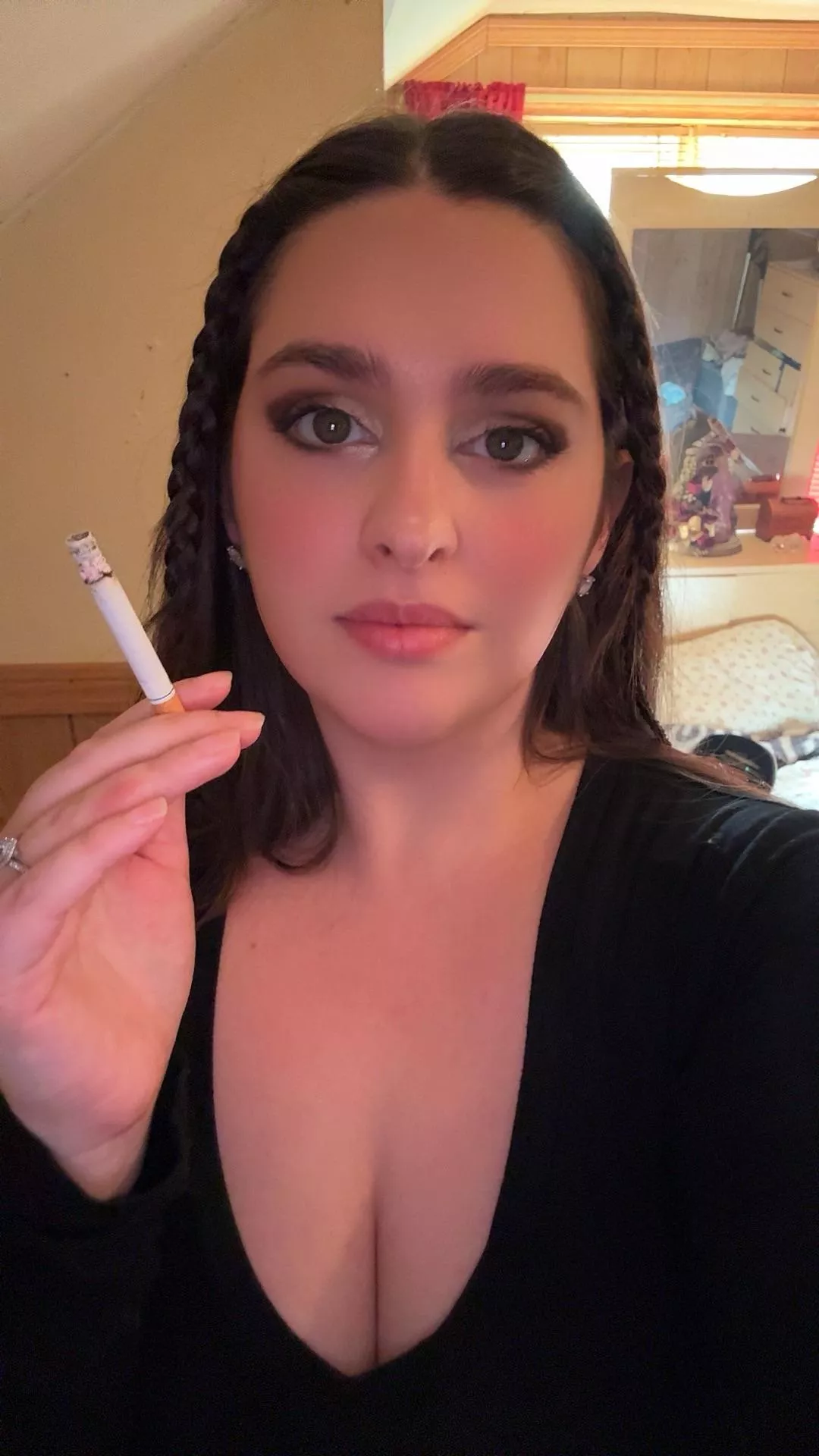 Let’s share smokey kisses😘😘