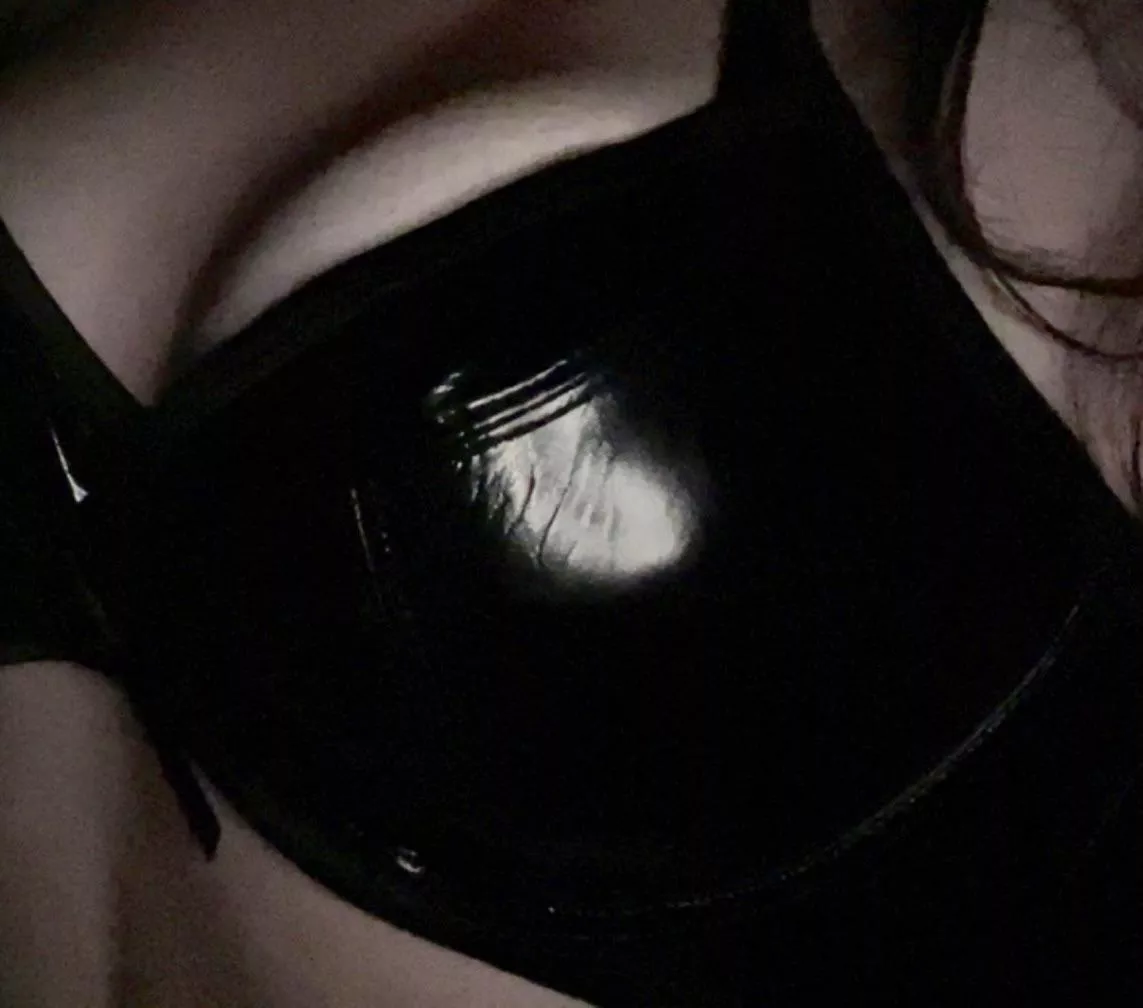 Love leather🖤🖤(can’t really see the bow)