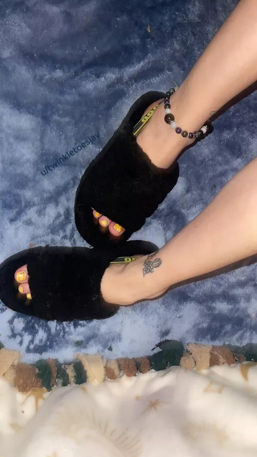 Love matching my toes to my shoes 💛