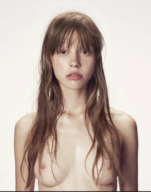 Mia goth