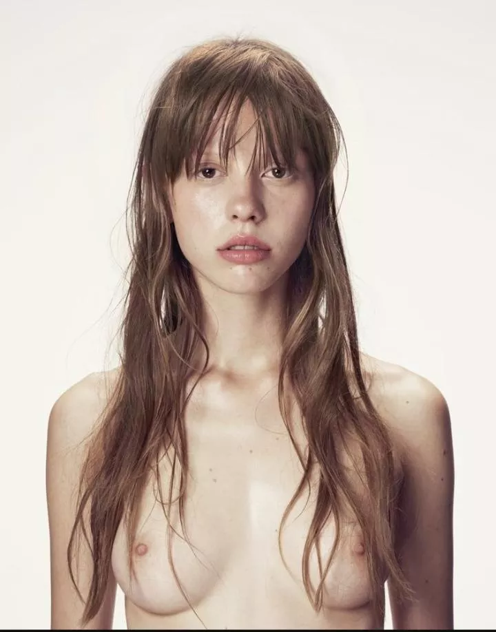 Mia goth