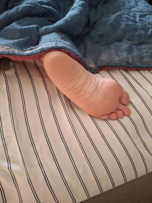 My GF can still get me horny even when i wake up before her. (With consent). Who likes her curvy sole.