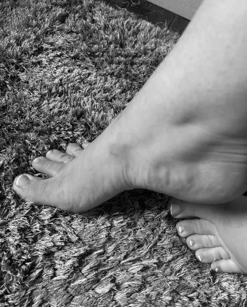 Relapse for Goddesses pretty feet 😘