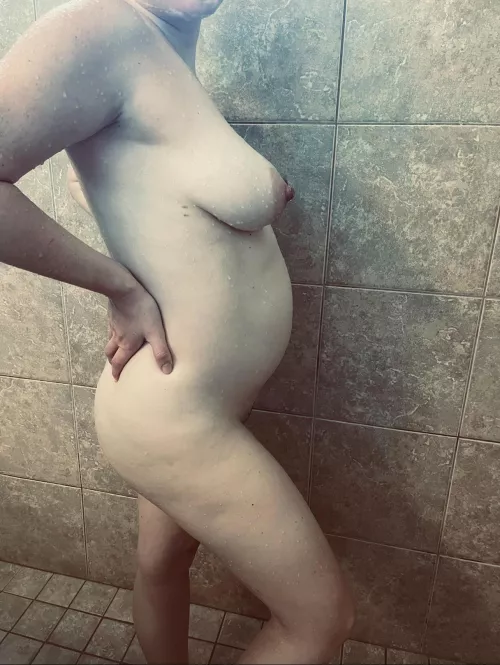 Sexy moms should show off their bumps more often
