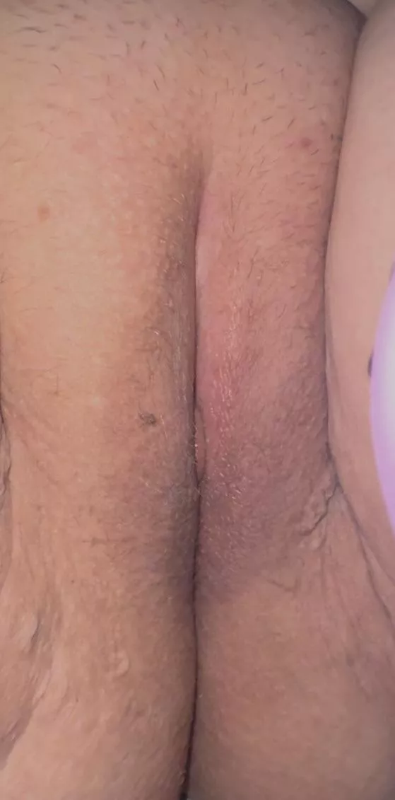 Spread my lips out and eat my clit 😜