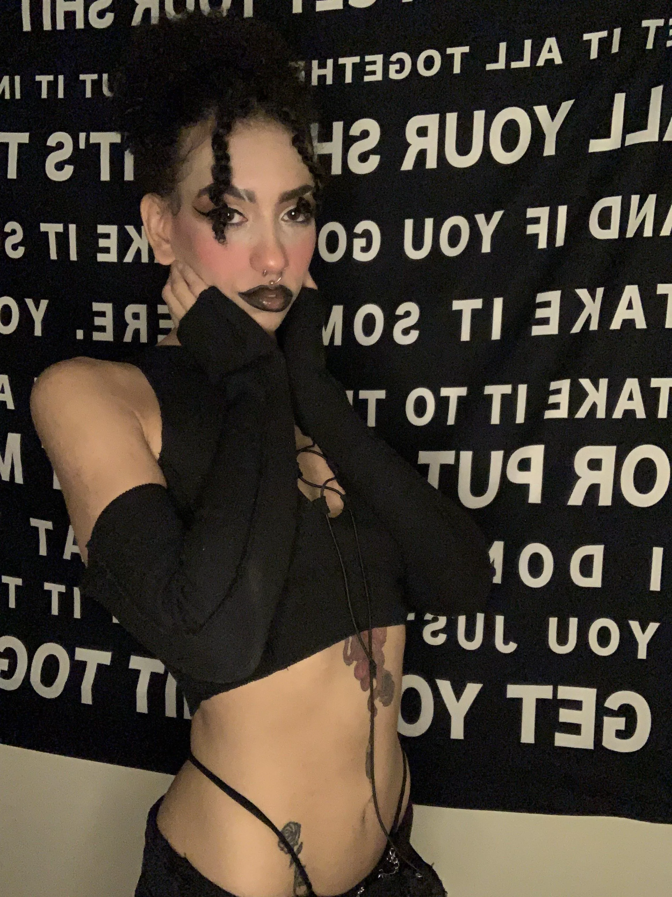 that look in my eyes is enough to have you weak and ready to relapse. goddess has you under her spell 👸🏽