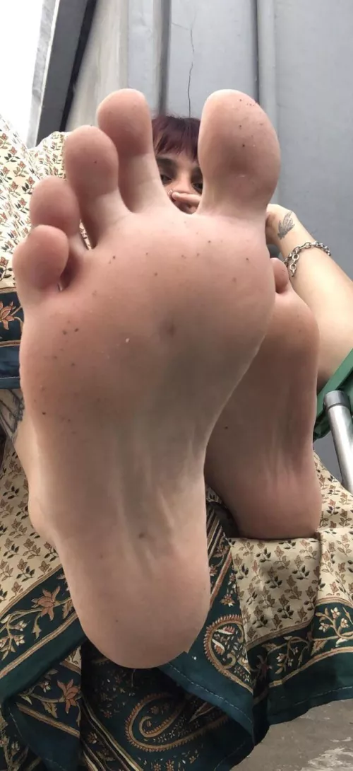 Today I walked a lot in my yard and my feet were like this, do you wash them with your tongue?