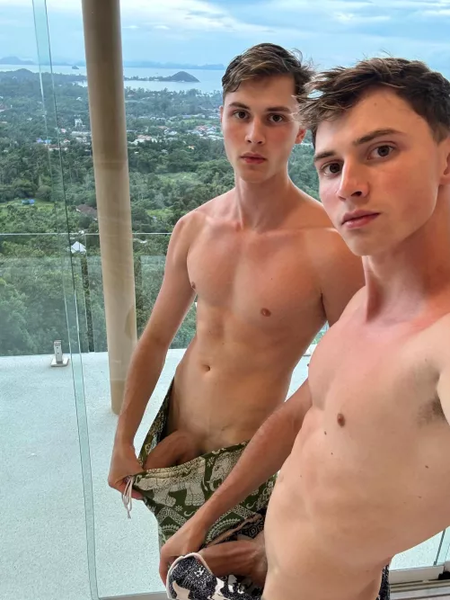 Wanna play with twins 😈