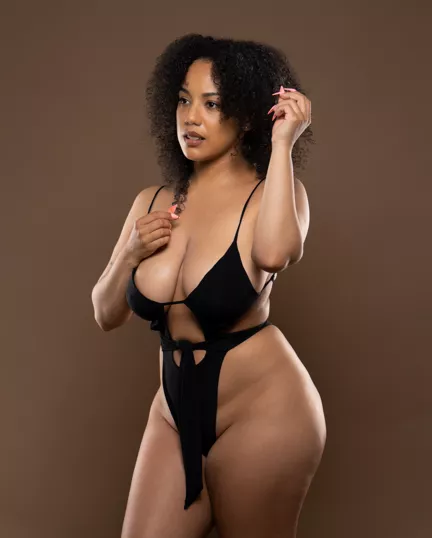 Who said Afro girls can’t be hot!
