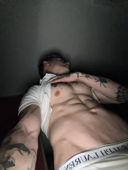 whos into younger guys ?🫣