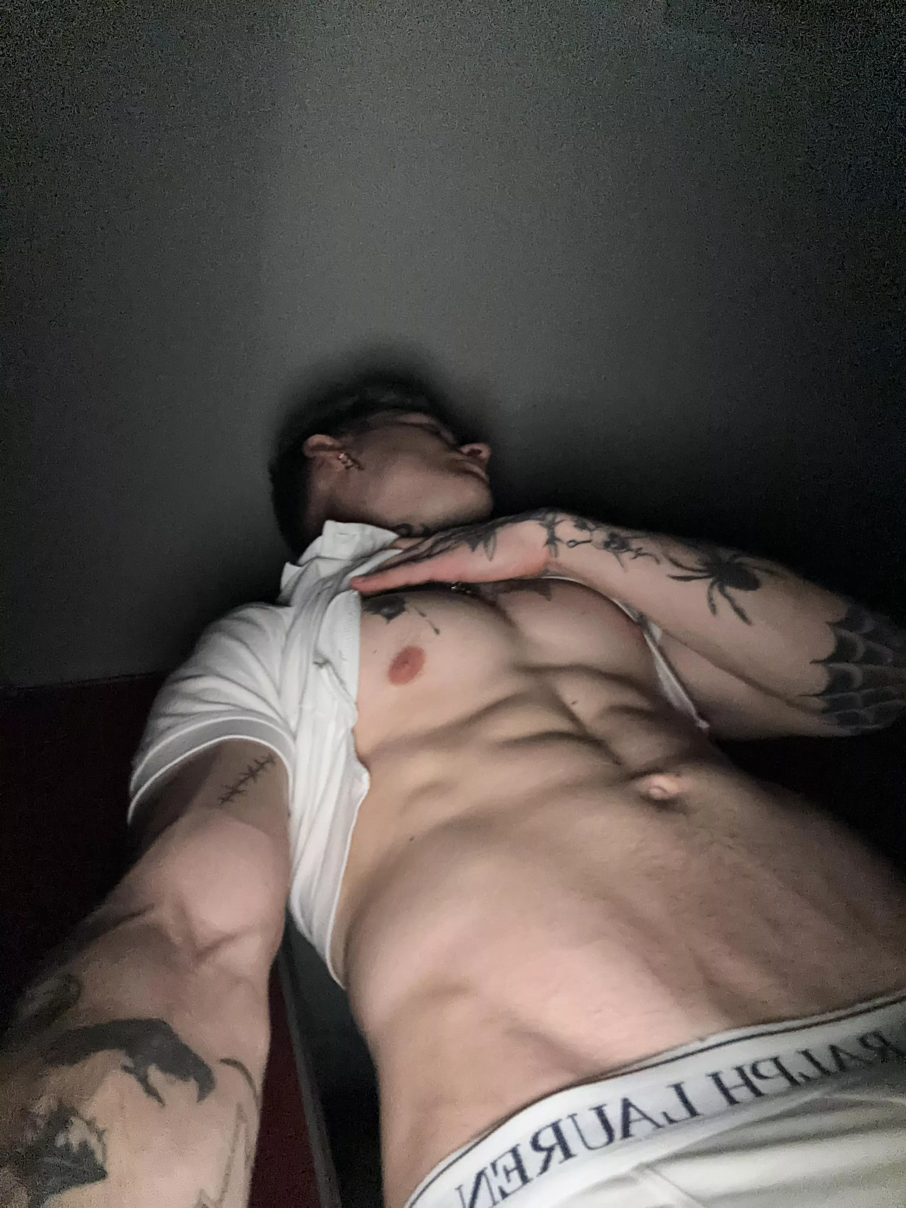 whos into younger guys ?🫣