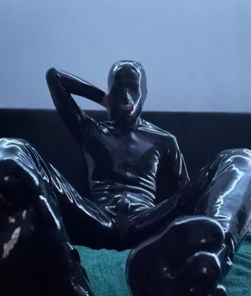 Why don’t you come over here and shine me up like a good boy 😈