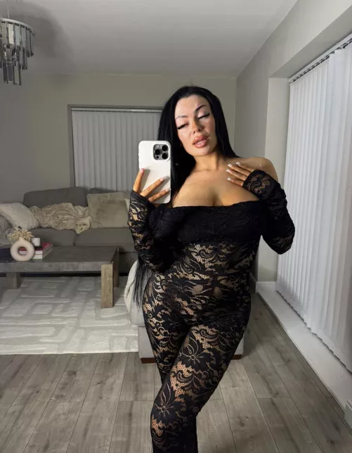 would anyone be down to come over and eat me out?