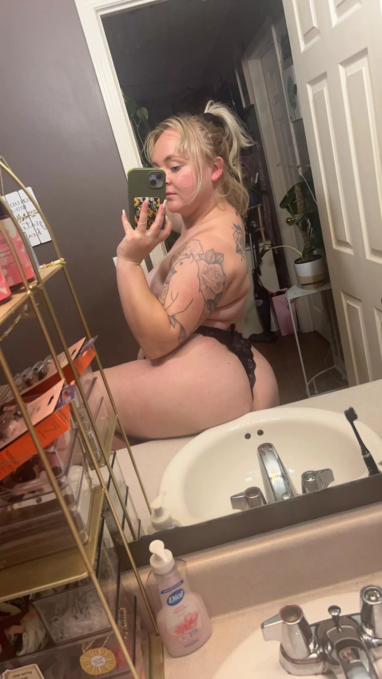 Would you dare fuck a thick blonde MILF🥰
