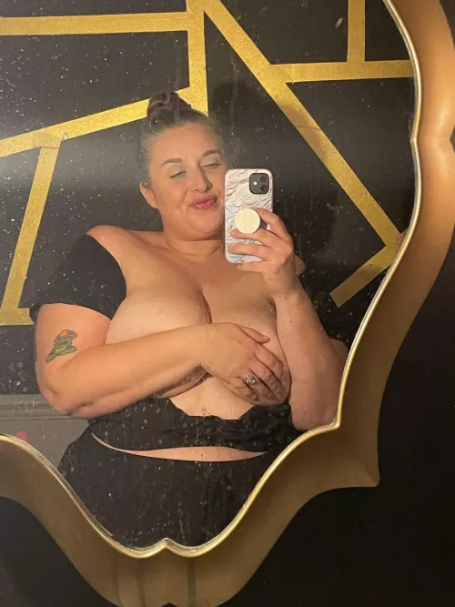 You see me at your local bar, what do you do 🖤