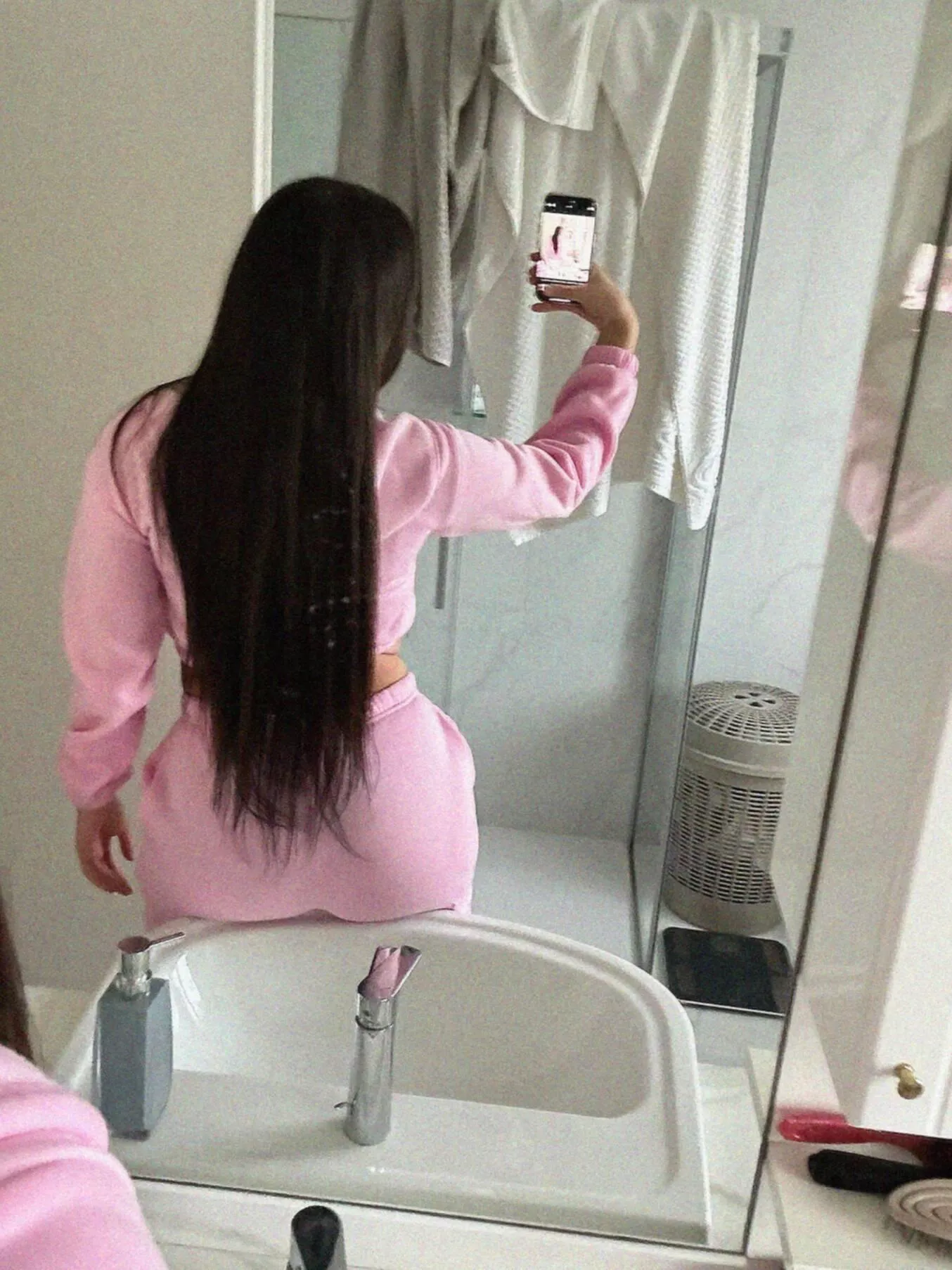 22 [f4m] do u mind if i sit on your lap instead...or do u prefer on your face