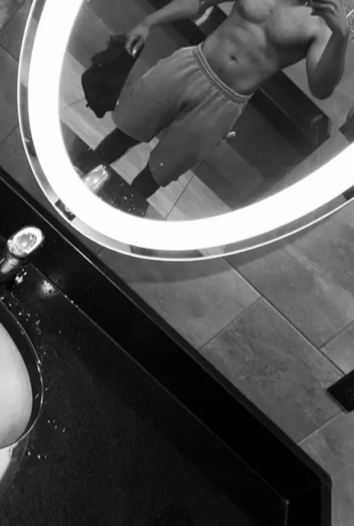 25M, White, 6’0 195 lbs looking for couples Hartford or Ct area 