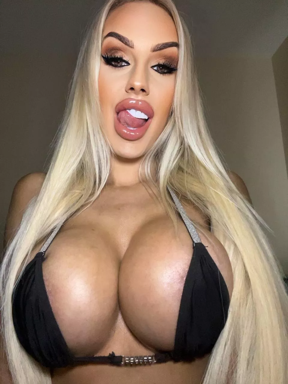 Caution bimbo at work