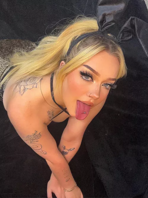 Do you enjoy my outfit daddy?😩🖤 Cum take it off 