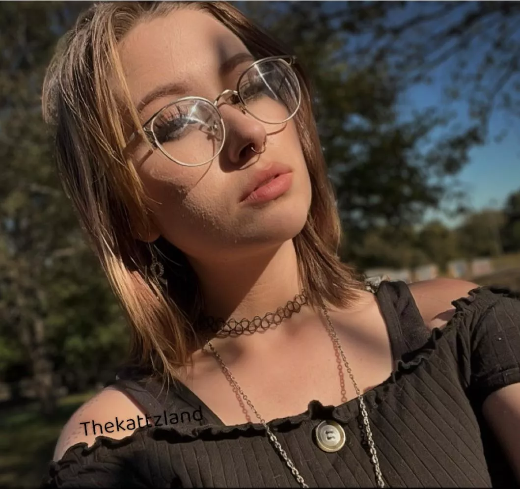 Do you think you could provide and worship this mommy domme? 