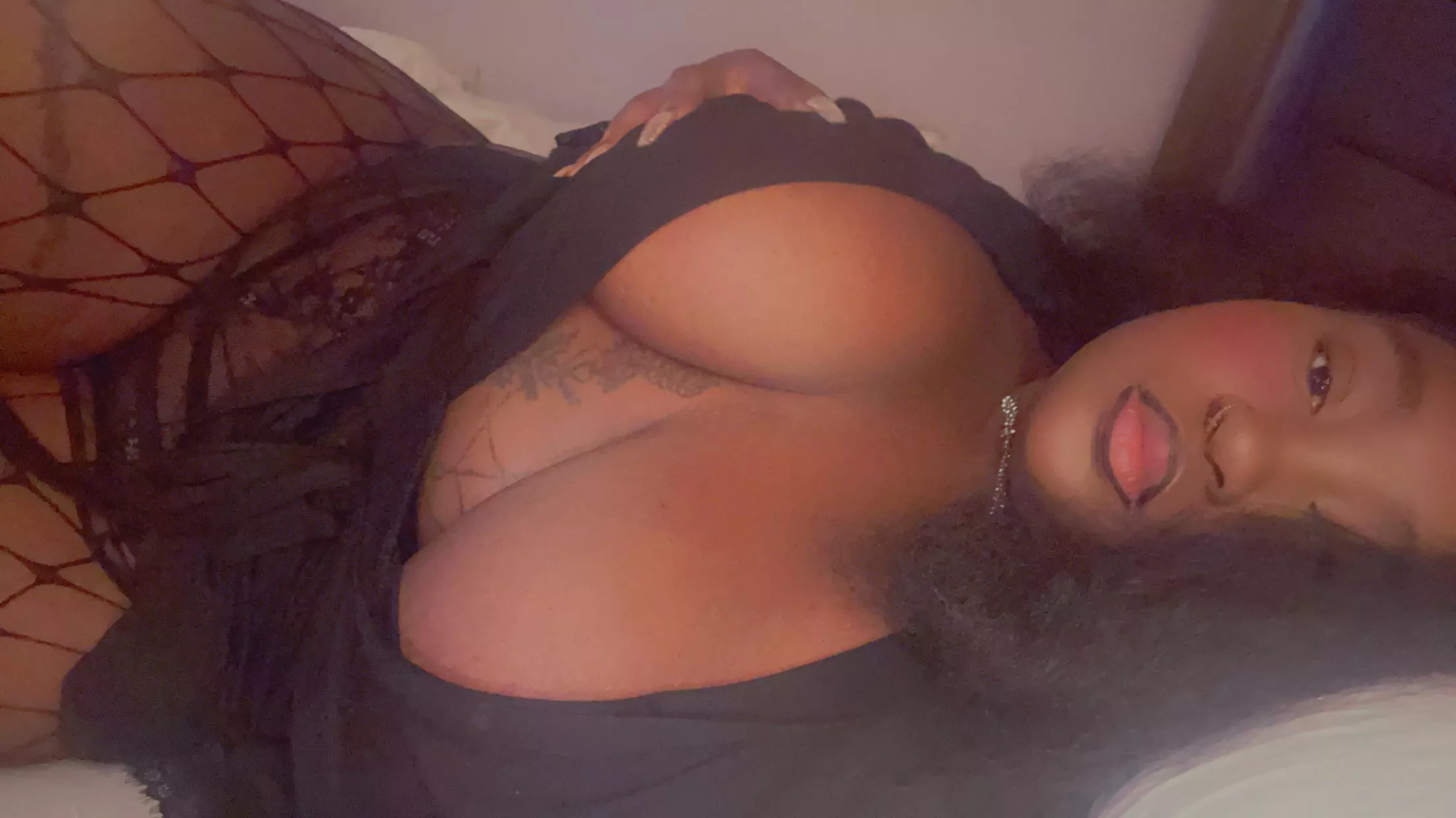 Do you wanna lay here papi❤️?