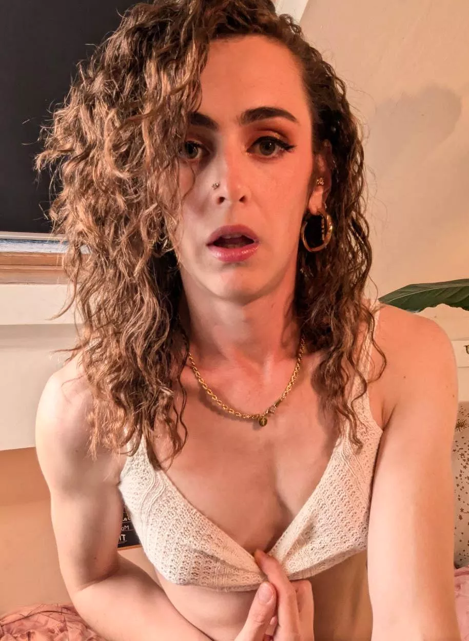 Do you want to hear me moan when you’re fucking me just right?😈