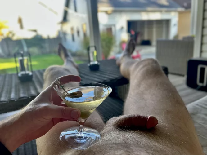 Ending early on a Monday with great weather means martinis and tunes on the deck