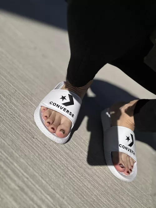 Feelin fresh with my new pedi 