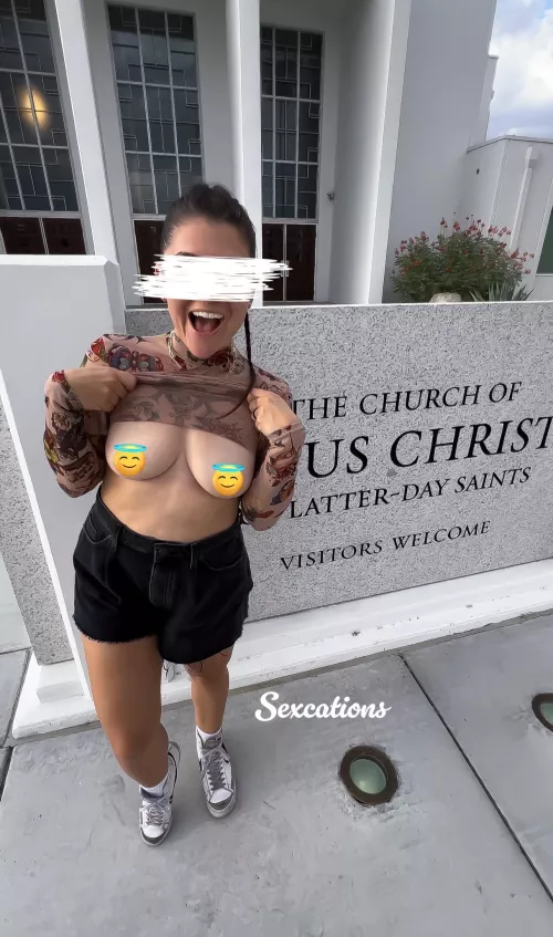 Flashing at every unique Meetinghouse welcome sign