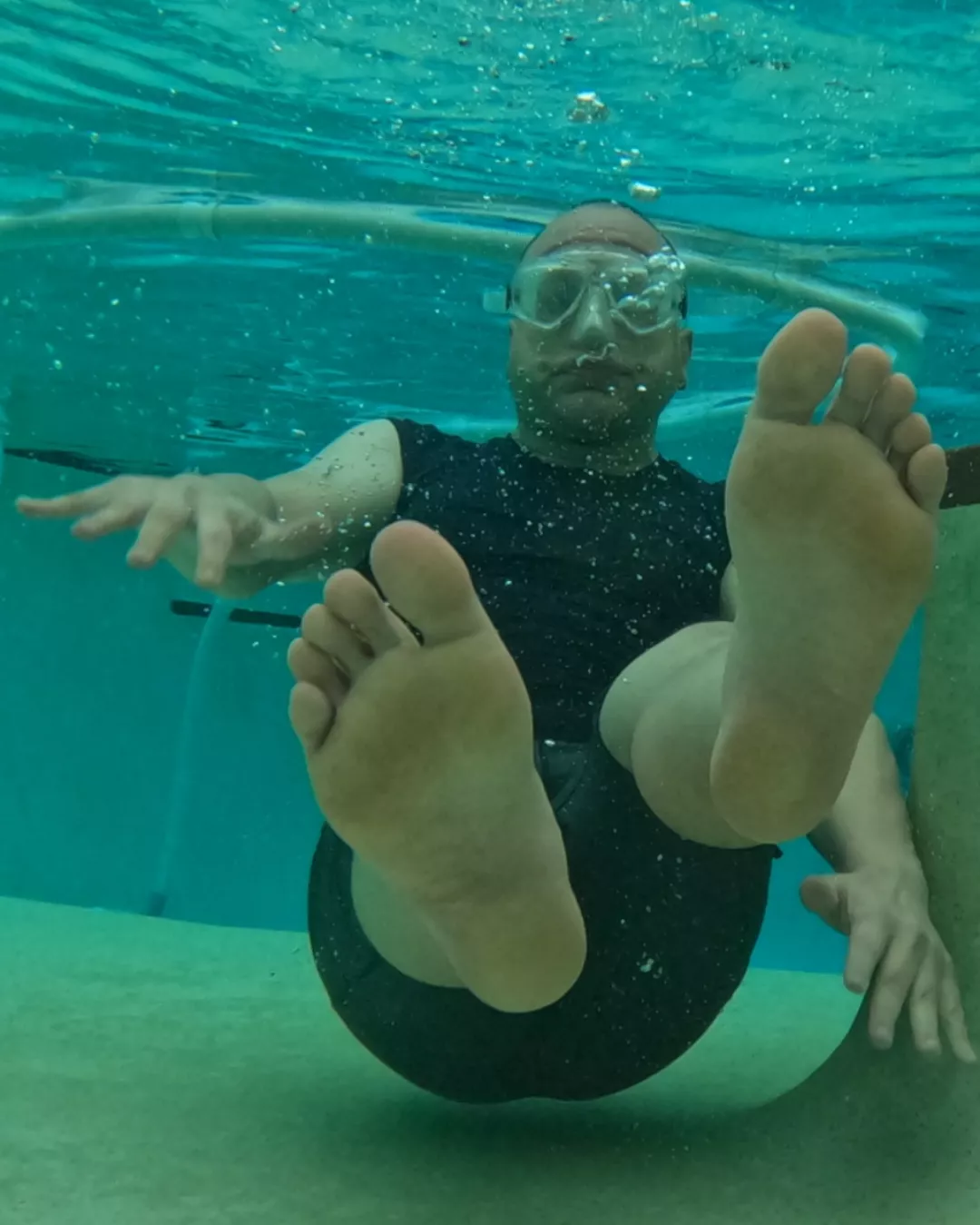 Glug, glug, glug...🤿🫧👣