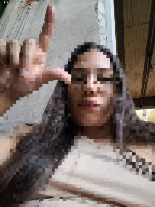 Guess the letter I'm making with my fingers, the one of your name 