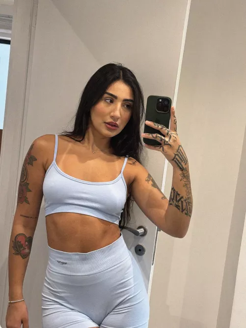 Heyy it's me again in my baby blue workout fit, im more than ready for all the fun later, who's down??