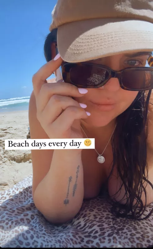 Hii, just wanted to share with you my favourite beach pic of me xx