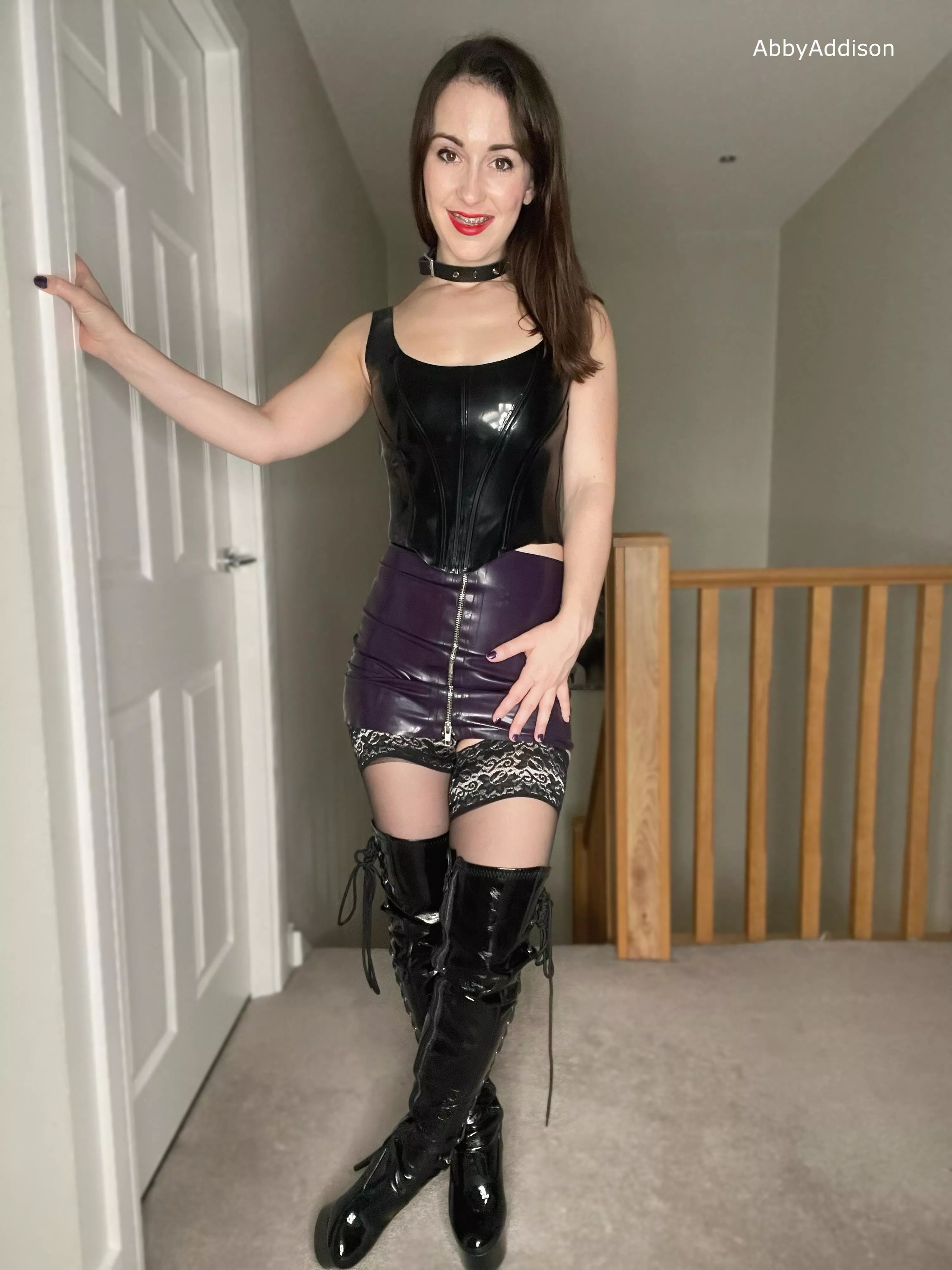 Hope you enjoy girls with braces who enjoy wearing latex. 