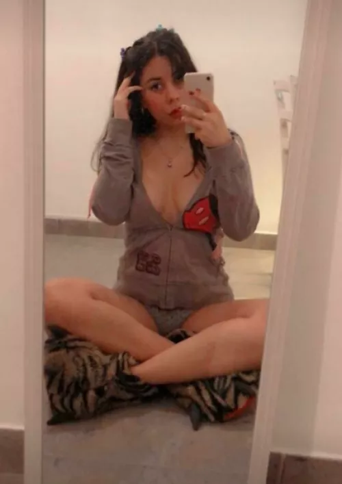 I am still looking for small boobs lover