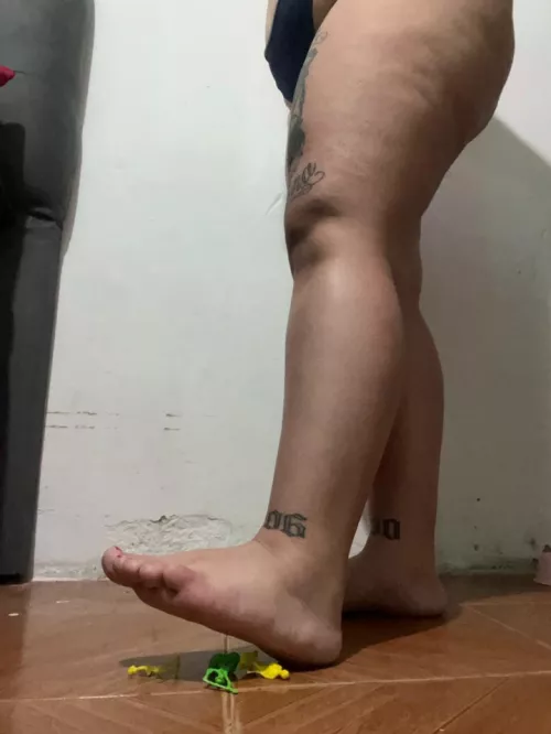 I feel something uncomfortable in my feet... 