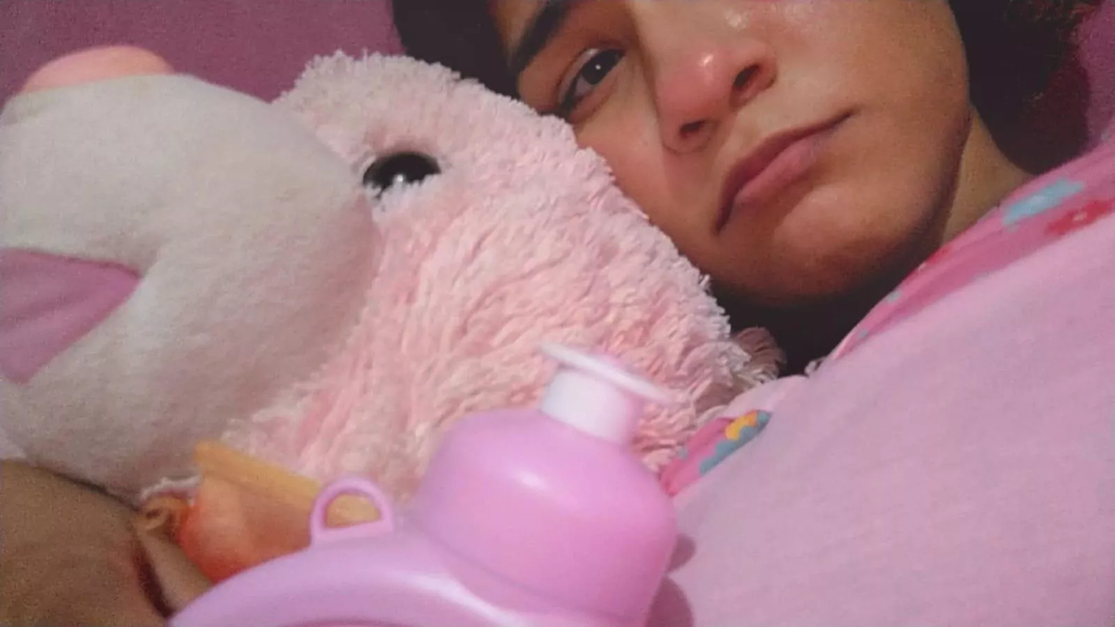 I hate having to go to bed early... 😠 Good night, everyone... 🥺