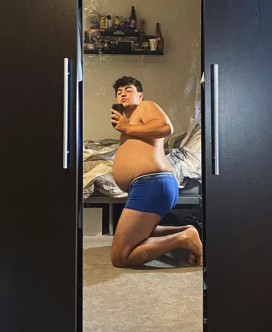 I love finding weird new poses and angles that really show of my fat 🤭 