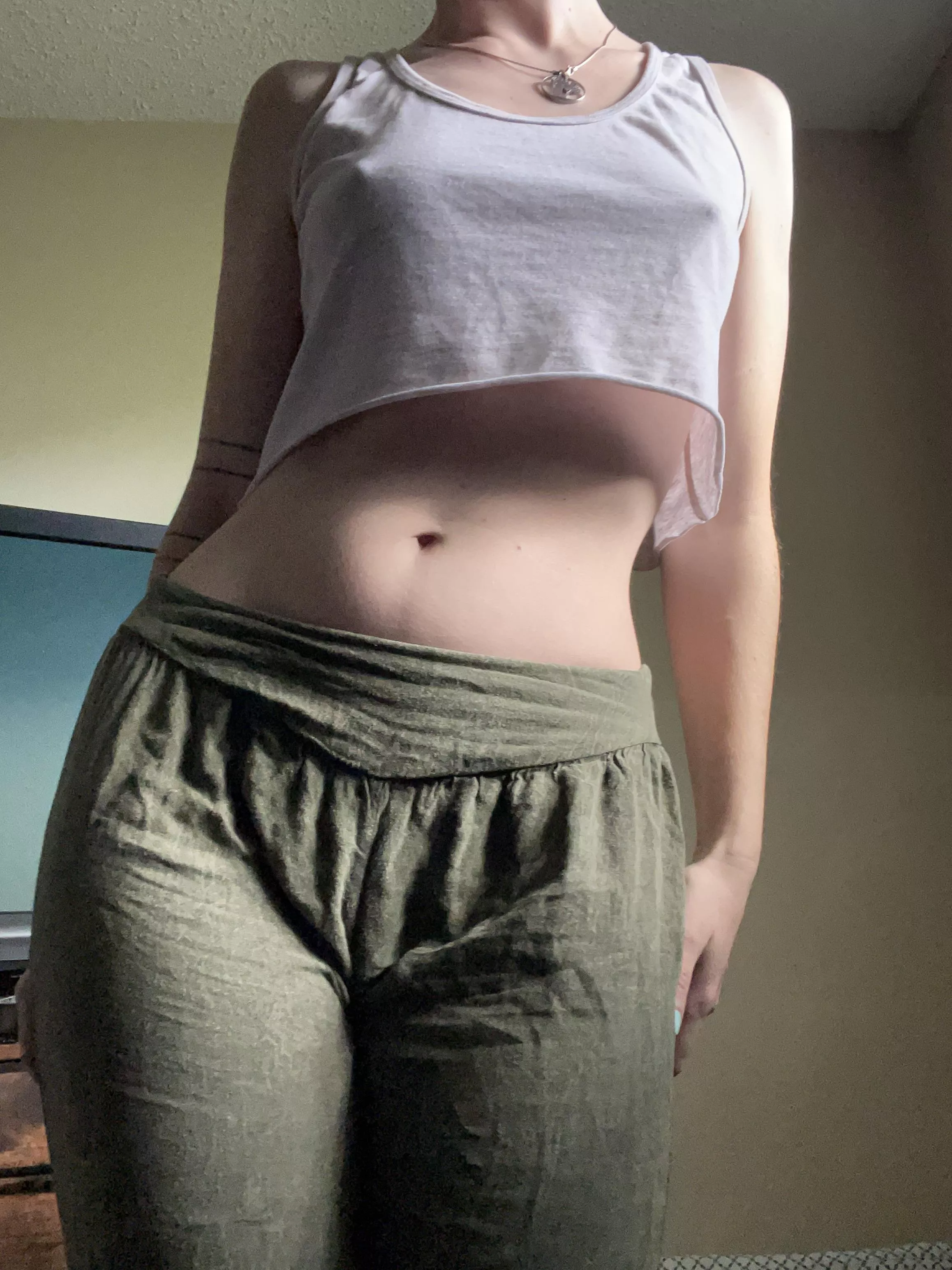 I love the loose crop top look