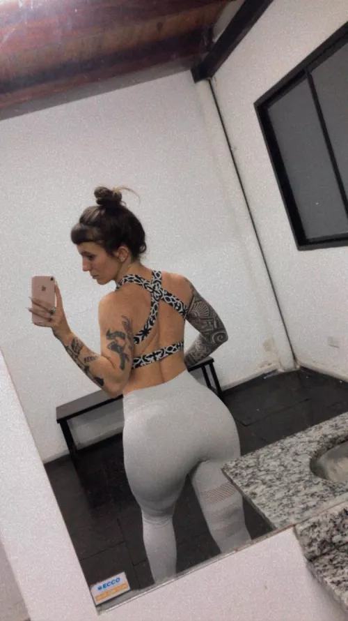 I love to show you my ass in leggings!	