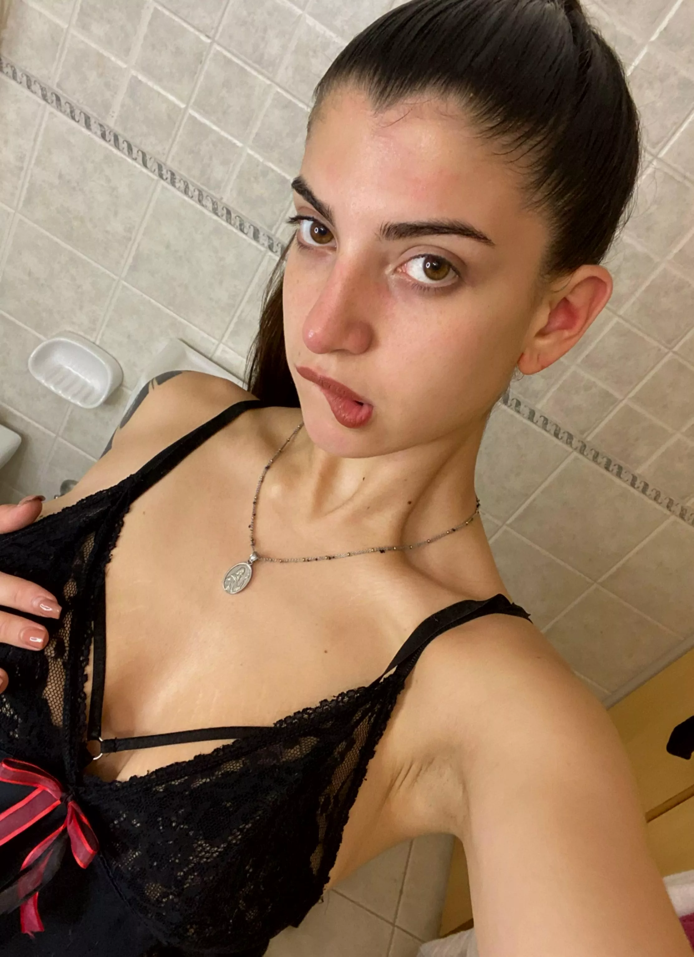 I'm horny and I want u to play with me in this bathroom